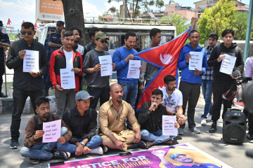 सन्दीपले क्रिकेट खेल्न पाउनुपर्छ भन्दै काठमाडाैंमा युवाहरूकाे प्रदर्शन